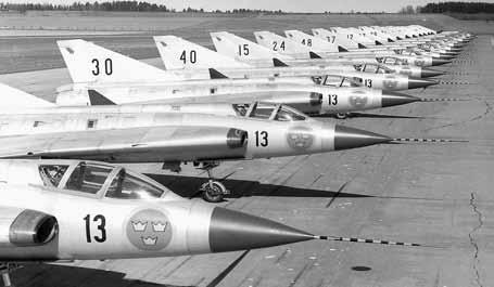 De första exemplaren av SAAB:s nya J 35A Draken levererades till F 13 i Norrköping. Denna version kom sedan att användas främst vid F 16 och fanns kvar i krigsorganisationen till 1976. Foto: SFF.