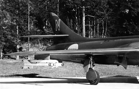En svensk delegation besökte hösten 1958 USA för närmare studier av jaktroboten Sidewinder och beslut fattades sedan att utrusta J 32B, J 34, J 35A och J 35B med denna robot. Foto: SFF.