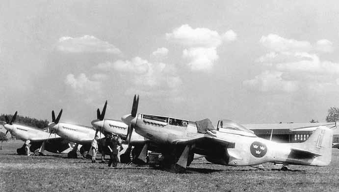 Kolvmotordrivna flygplan med propeller utgjorde länge majoriteten av flygvapnets jaktplan, men 1954 hade jetflygplanen tagit över helt.