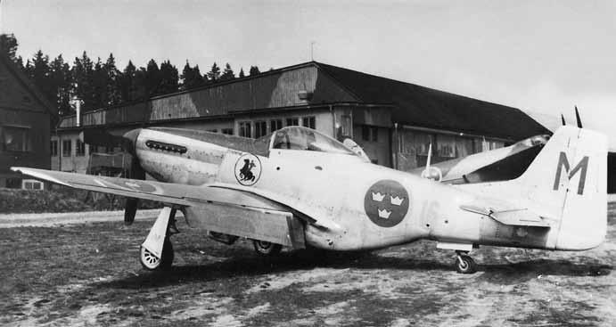 J 26 på ett flottiljflygfält där hangaren i bakgrunden fortfarande har kvar kamouflagemålningen från beredskapsåren. Foto: SFF. sätta in sina anfall mot fartygen.