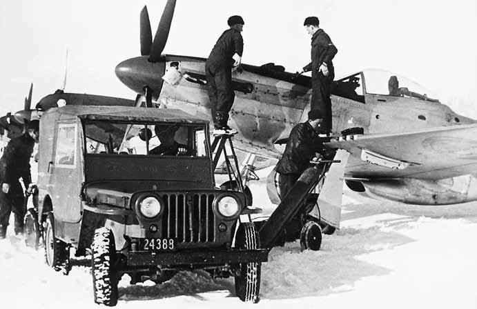 kapitel 4 Övergång till jetflygplan År 1950 påbörjades en modernisering av jaktflygets materiel i och med att fler och fler flottiljer kunde byta ut sina propellerflygplan mot modernare jetflygplan.