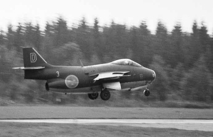 Grönmålad J 29 från F 3. Kamouflagemålningen fungerade bäst när flygplanet stod på marken, men i luften hade omålade flygplan högre toppfart på grund av lägre luftmotstånd, vilket var att föredra.