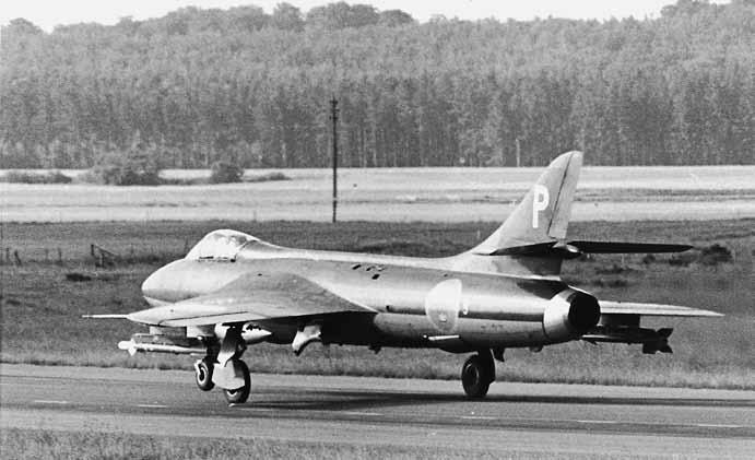 I början av 1960-talet överfördes ett antal J 34 Hunter till F 9 för jaktförsvar av Göteborgsområdet och västkusten, och även på F 10 fanns under några år en division J 34. Foto: SFF.