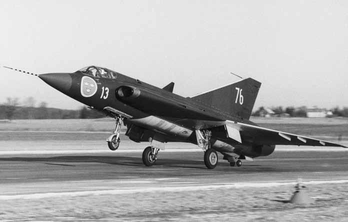 F 13 i Norrköping fick först av alla jaktflottiljer i tur och ordning samtliga versioner av Draken. J 35A ingick i flottiljens krigsorganisation 1961 1964. Foto: SFF.