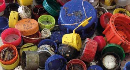 Utmed kusten och i havet Plastkorkar som hittades vid en strandstädning Bitar av plast från oidentifierbara föremål är det absolut vanligaste skräpet i haven, i Östersjön, i Nordsjön, ja i samtliga