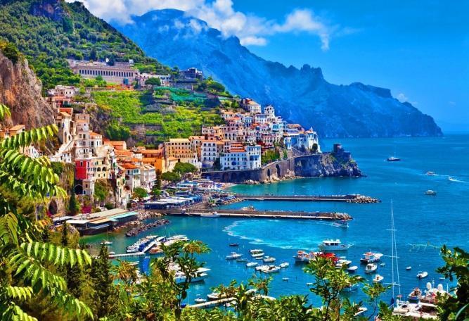 Under sen medeltid var Amalfi en av de fyra viktigaste italienska hamnstäderna med en befolkning på nästan 200 000 människor.