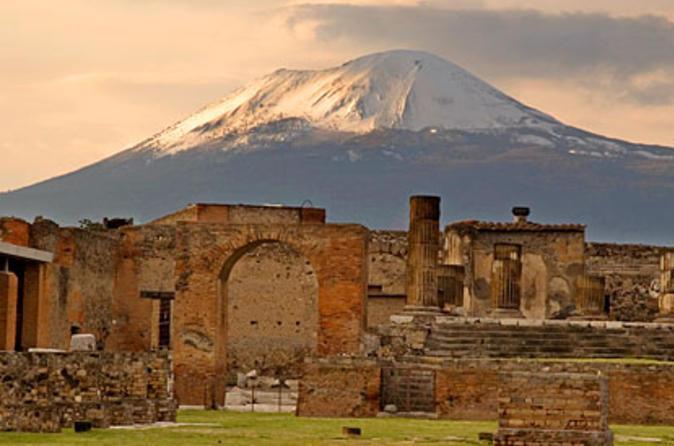 Dag 5 Pompeji och Vesuvius (F, M) Utflykten idag går till ett av världens mest unika arkeologiska områden, Pompeji.