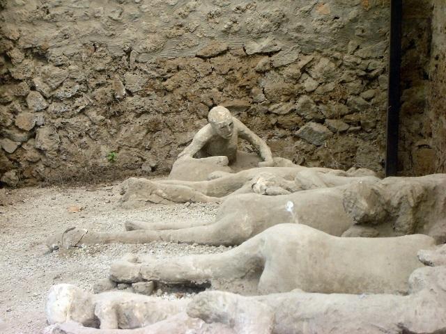 Hela hamnstaden Pompeji och dess invånare begravdes under het aska och pimpsten. Området har sedan dess har blivit ett helt unikt arkeologiskt område.