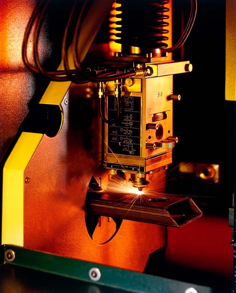 Laserskärning i rör Automatisk skärning av rör och annat långgods Vi har olika typer av rörlasermaskiner med fast eller rörligt huvud.