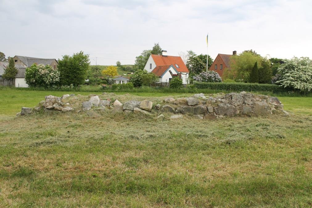 Den 1 juni slogs gräset ned runt borgruinen med slaghacka av jordbrukaren Hans Hansson. Han efterlämnade själva borgruinen att vårdas ytterligare.