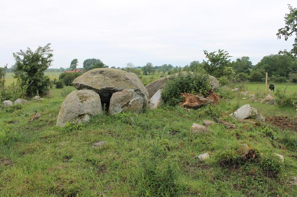 Gånggriften vid Ekenäs (RAÄ Gladsax 9:1-4) Gånggriften ligger i en hög, som är 14 meter i diameter. I sydväst finns en kantkedja bestående av sju stenar.