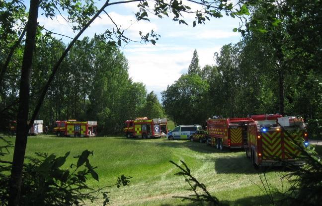 Fortsatte norrut och stannade i vägskälet vid Grindbo. Där kunde man se att det brann i skogen mellan gårdarna Fridsborg och Tomossen. Samtidigt kom den första brandbilen ca 12.50.
