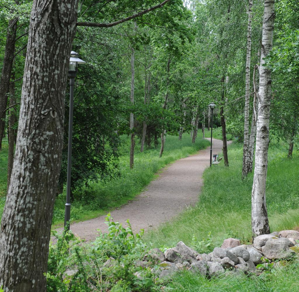 LÖPANDE SKÖTSEL AV NYPLANTERADE TRÄD Vattning enligt anvisningar på föregående sida. Bevattningssäckar kan användas. Gödning enligt anvisningar på föregående sida.