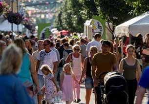 Runt lantgården leder en rullstols- och barnvagnsvänlig stig och i en skogsdunge finns en uppskattad gunga i form av ett stort päron.