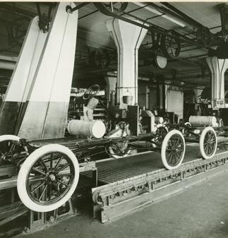 Från hästdroska till buss Du kanske åker buss ibland. Hade det varit för 150 år sedan så hade du istället åkt med hästdroska. Det tog lång tid och var säkert inte så bekvämt.