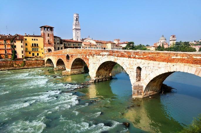 I öst finner du den romantiska staden Verona, där kärlekshistorien om Romeo och Julia utspelade sig, och hit har du möjlighet att ta dig med buss. Möjligheterna är många för din lediga dag!