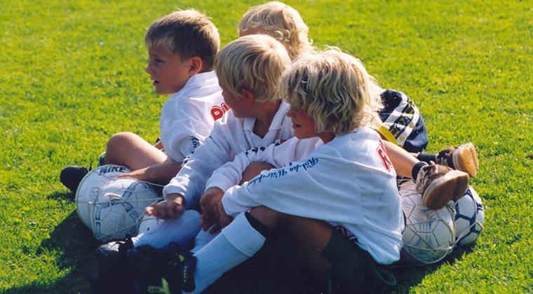 Fotbollsskola FLICKOR OCH POJKAR 6 ÅR Delmål Genom allsidig och lekfull träning aktivera barnen och väcka deras intresse för idrott och bollspel Lära barnen att ta