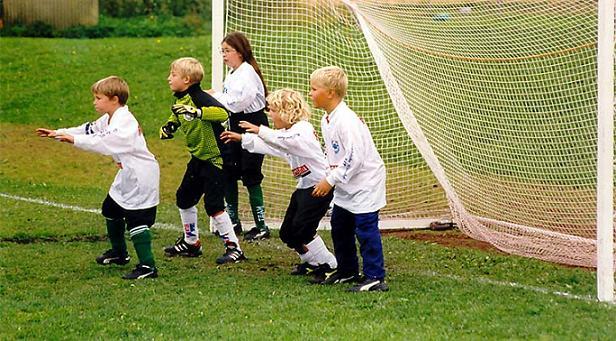 5 mannafotboll FLICKOR OCH POJKAR 7-9 ÅR Delmål Genom lekfull träning utveckla ungdomarnas intresse för fotboll Lära ut grundläggande fotbollsteknik Erbjuda 2 veckors fotbollsskola i juni