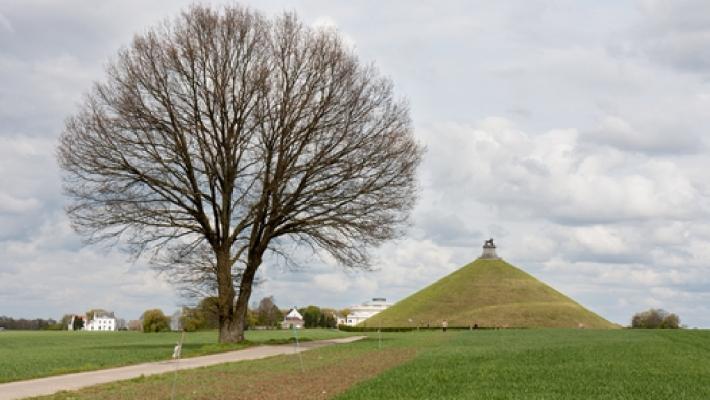 Lejonkullen symboliserar idag Slaget vid Waterloo Mont des Arts (34 km) Mont des Arts eller Kunstberg, fransk och flamländska för "Konstens kulle" är ett historiskt område som blev byggt i