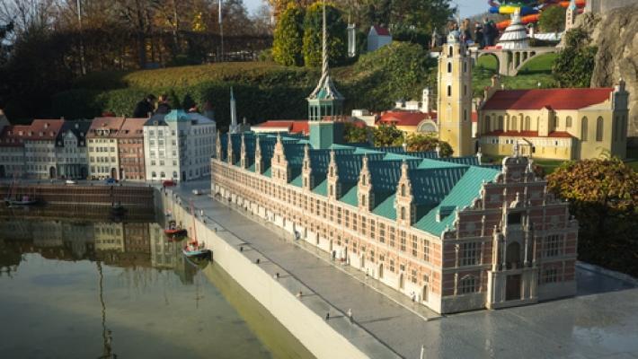Mini-Europe har miniatyrer av olika Europeiska landsmärken Leuven (44.8 km) Leuven ligger vid floden Dijle, ca 20 km öster om Bryssel.