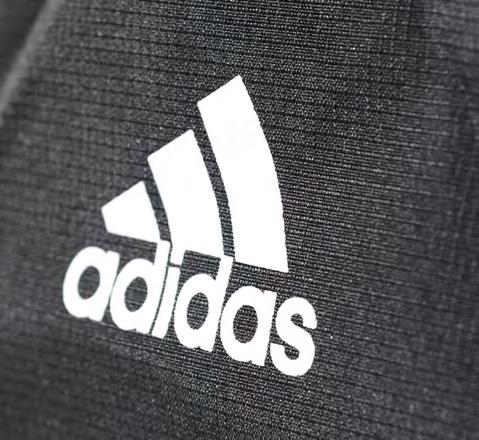 Stort Adidas-tryck på ena sidan samt ett lite