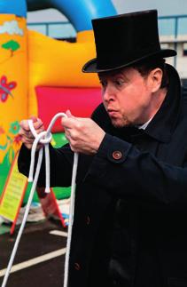Lördag 7 oktober Rosinis magiska universum - Familjelördag på Möllegården kultur Eftersom det var flera som inte fick plats när föreställningen gavs här i våras får alla nu en ny möjlighet att se