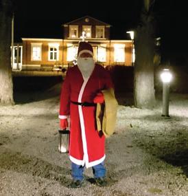 Ta med ficklampa och följ reflexerna för att spåra tomtemor och tomtefar! Julsmyget avslutas på Möllegården kultur där man också kan gå en tipsrunda.