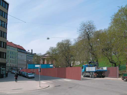 Gångbanan på norra sidan av Drottninggatan och det norrgående körfältet tas bort. Trafiken på Drottninggatan blir enkelriktad.