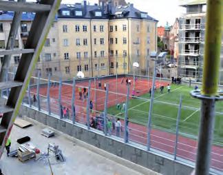 Idrottsanläggningen ligger under markplan och består av en stor hall för olika sportaktiviteter, en gymnastikhall med hoppgropar, dansstudio och kafeteria samt flera omklädningsrum.