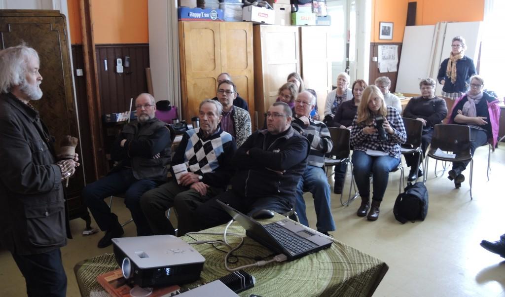 I vårt byggnadsvårdsbibliotek på gamla folkskolan finns nu Panu Kailas bok Kesällä töitä teki maalari (2012) en tjock lunta på 539 sidor om traditionell utomhusmålning så den som missade föredraget