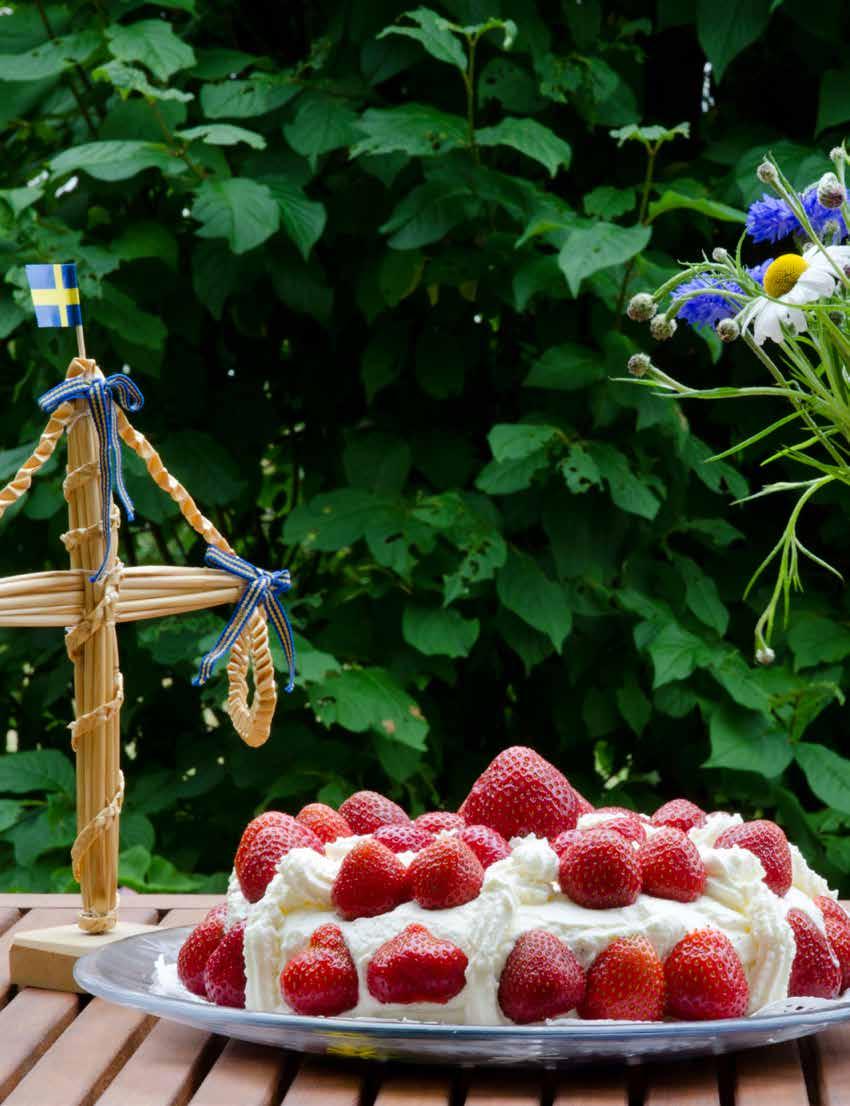 Midsommarafton firar vi traditionsenligt på Skansholmen (om vädret tillåter) annars är vi på Solbergsudde. Vi träffas kl 14:00 för att klä midsommarstången tillsammans.