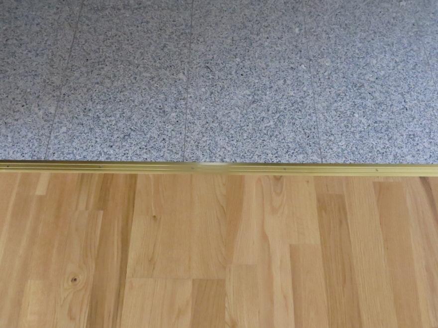 22(34) Samtliga golv skall skyddstäckas direkt efter läggning och ånyo efter utförd installationsbehandling.