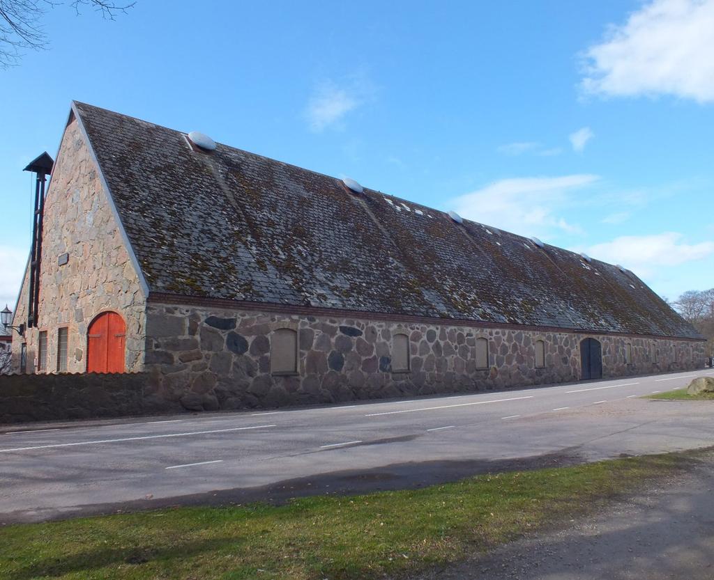 Konsthallens södra gavel och östra fasad, mot landsväg 111, före takomläggningen i april 2016. Sammanfattning av utförda åtgärder Omläggning av tak på konsthallen vid Krapperups slott.