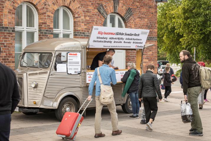 På vissa av dessa truckar finns det ordnat med kommunikationsyta. Skåpet är 3 meter långt, 2.10 brett och 1.