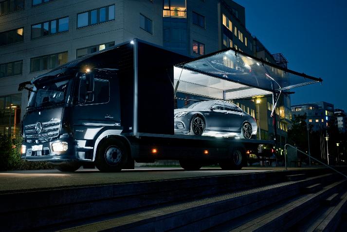 STORA DEMONSTRATIONSTRUCKEN MED INSYN FRÅN 3 SIDOR I SAMVERKAN MED POP-UP TRUCKS En Mercedes Artego 2018 Euro 6 lastbil som är stor nog för att