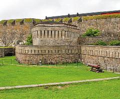 Carstens fästning började byggas år 1658. Marstrands siluett där fästningen tronar i bakgrunden. Nya Skärgården ger sig ut på kryssning. En av Lysekils charmiga gränder.