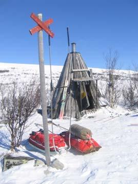 Dagen därpå blåste det ordentligt, men i rätt riktning så vi tvekade inte att starta mot Skedbrostugan då solen och blå himmel fanns ovan den uppyrda snön.