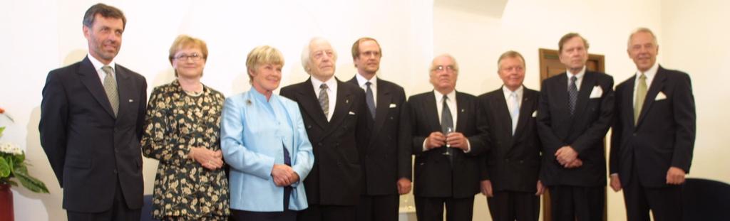 5 Tidigare försvarsministrar som försvarsminister Jan-Erik Enestams gäster i maj 2002 1.2. Allmänt Statsrådet avlät 13.6.2001 till riksdagen redogörelsen Finlands säkerhets- och försvarspolitik 2001.