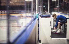 Snart 16-åriga Felicia Lindman snörar vant på sig skridskorna och gör sig redo för dagens träningspass.