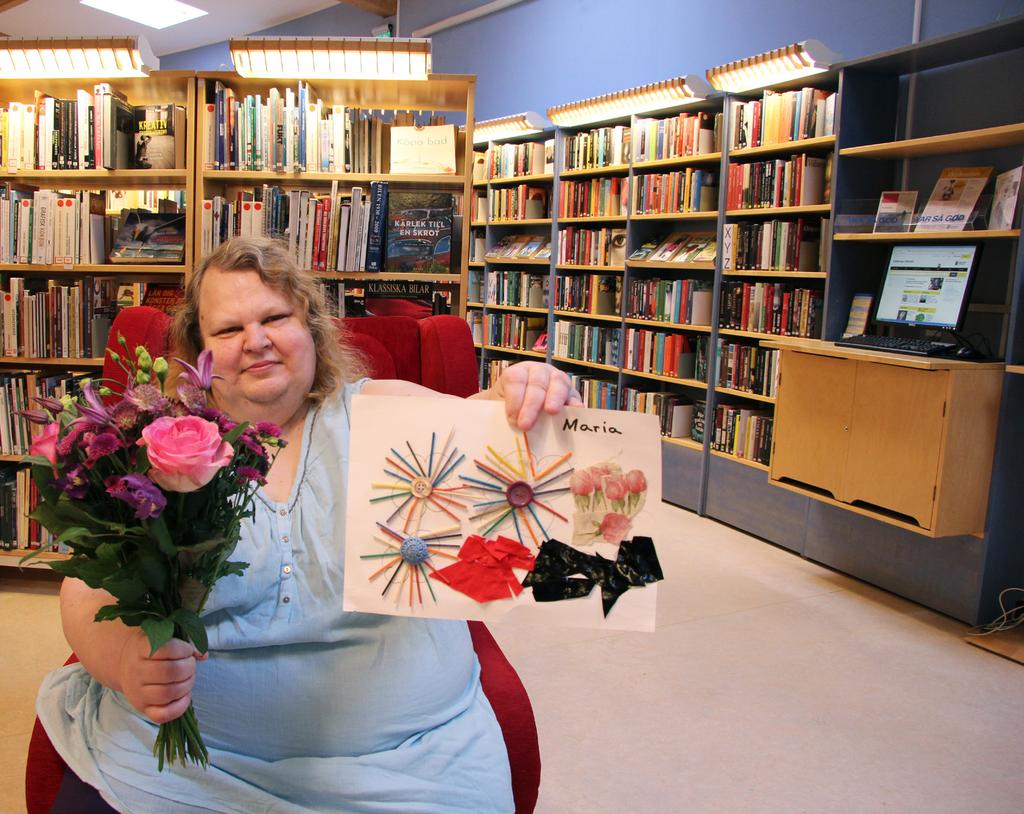 Grattis Maria Svensson! vinnare i teckningstävlingen Foto: Mersiha Hajdarevic Maria är 55 år och arbetar med kostym och rekvisita på Omnia daglig verksamhet.