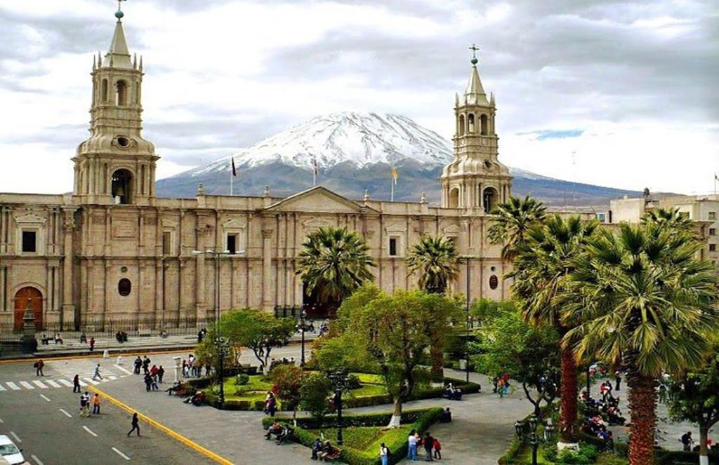 Dag 3: Lima till Arequipa Morgonen börjar med en kort flygresa till den eleganta staden Arequipa byggd i kolonialstil.