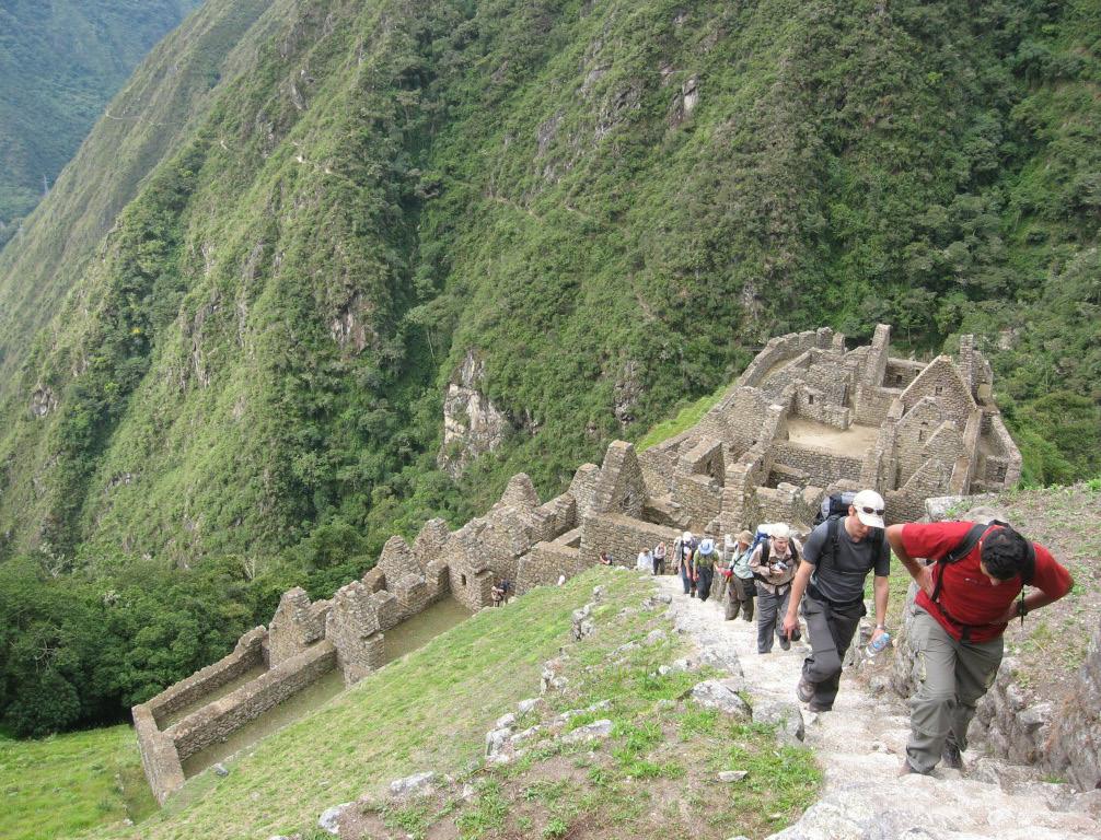 Dag 10: Inkaleden Vi blir hämtade tidig med buss för en två timmars spektakulär resa, genom Inka folkets heliga dal, till den traditionella marknaden i Ollantaytambo.