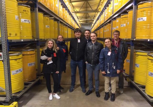 Figur 3. Gruppen tillsammans med tunnor med till stora delar okänt innehåll.