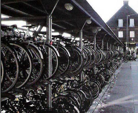 1.1 Tvåvånings cykelställ Den optimala lösningen på cykelparkeringsproblemen när det är utrymmesbrist. Vid järnvägsstationer, busstationer etc. Överallt där cyklar parkeras en längre tid.