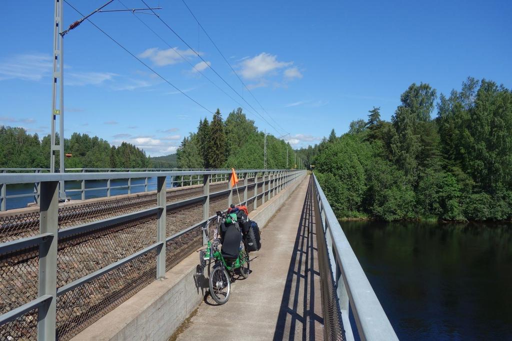 Vissa cykelvägar kan vara brukscykelvägar som kombinerar cykelväg med serviceväg för jord- och skogsbruk.