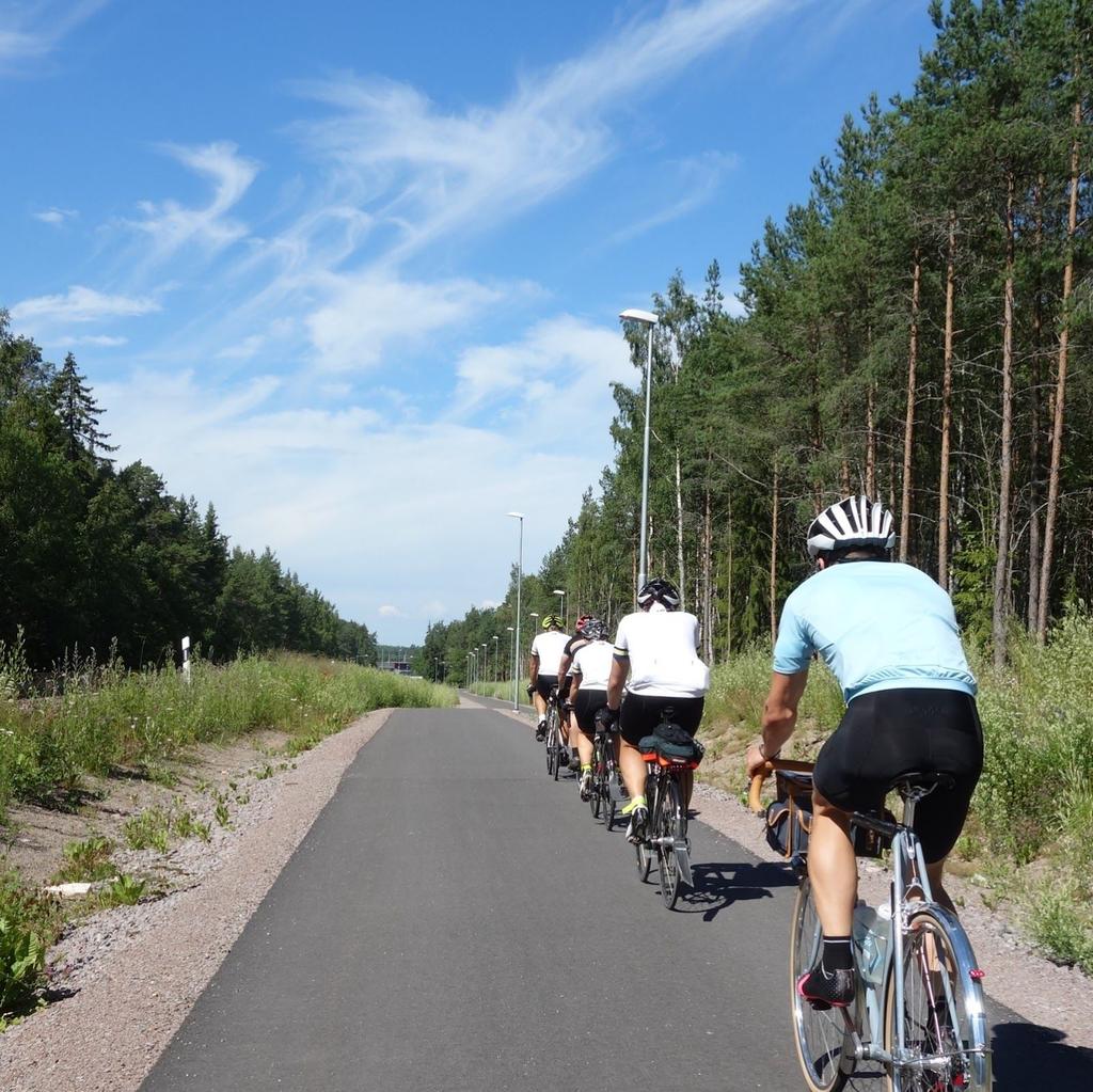 Bra cykelväg Furuvik-Gävle Älvkarleby-Skutskär finns lugn väg på västra sidan av Dalälven, men en cykelväg vore önskvärd för kortare resväg och på grund av stort underlag mellan de två nära