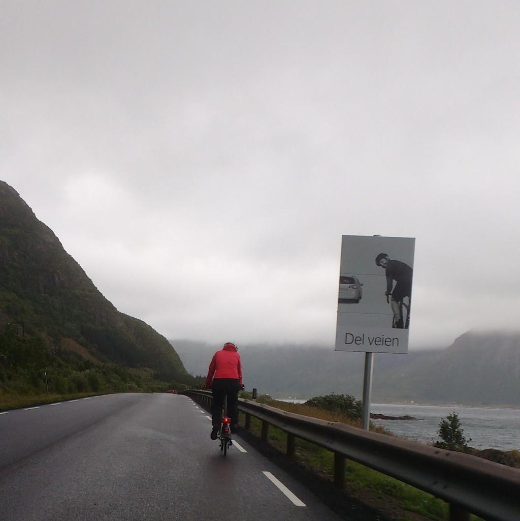 vana cyklister. På kort sikt kan sträckan vara idealisk för att pröva skyltar Dela vägen.