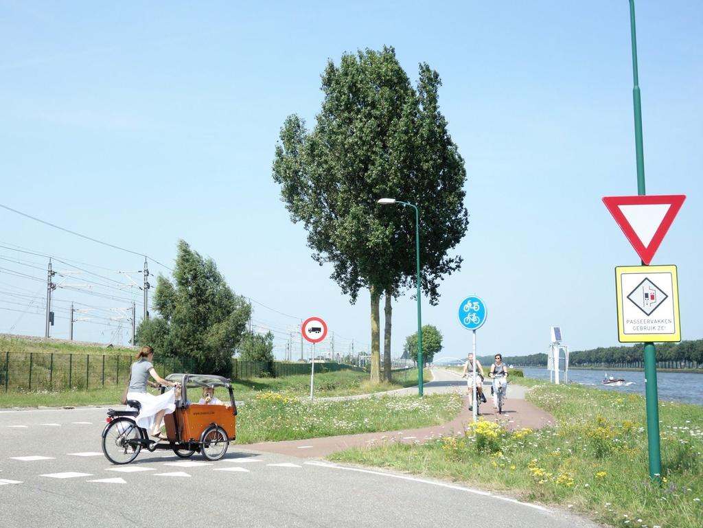 Cykel är det naturliga valet för en stor del av alla resor i stadsmiljö, men har stora möjlighet även på landsbygden och mellan städer: Dels är många resor även på landsbygden så korta att de skulle