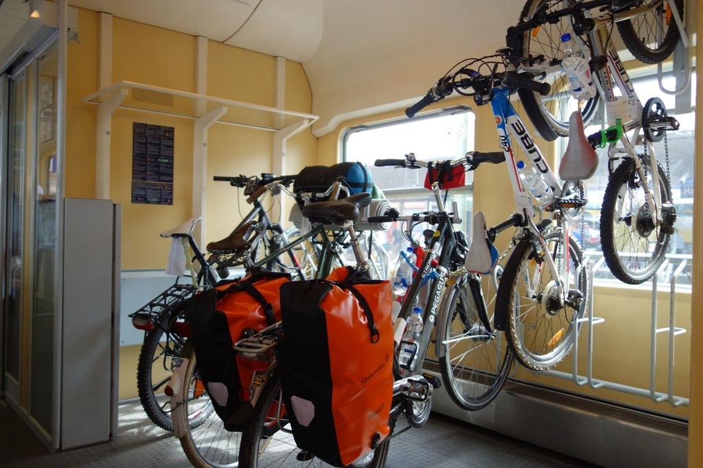 Även kombinationen av cykel + kollektivtrafik ökar cykelns räckvidd kraftigt. Med cykel och tåg eller buss går det att ta sig till alla punkter i länet snabbt och bekvämt utan bil.