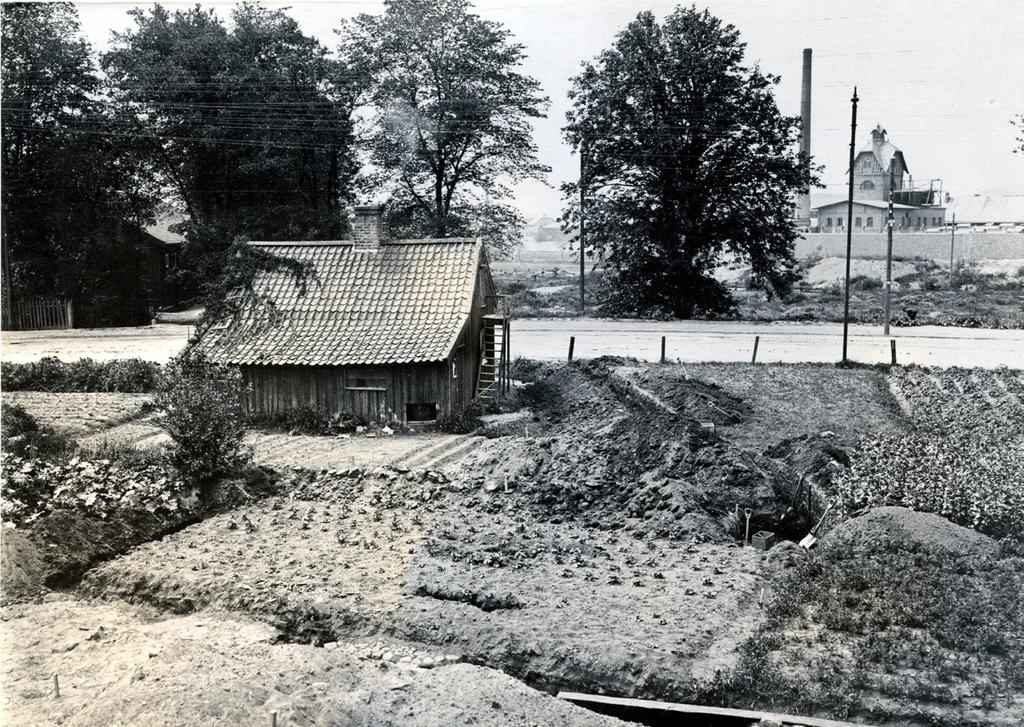 CHRISTINA ROSÉN Figur 2. Gamlestaden var fortfarande ett mycket lantligt område i början av 1900-talet. Fotot är taget av Sixten Strömbom 1918 och visar kyrkogårdsschaktet.